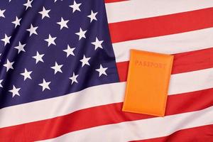 Passeport sur le drapeau des États-Unis d'Amérique photo