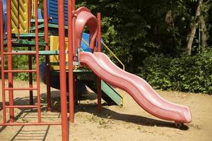 aire de jeux pour enfants dans la cour. endroit où les enfants peuvent jouer. carrousels et toboggans. photo