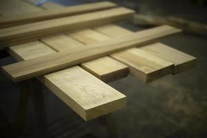 planches pour la construction. menuiserie. beaucoup de planches. produits du bois. photo