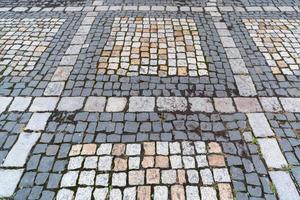 ancien motif de pavés. texture de pavés allemands anciens dans le centre-ville. petits carreaux de granit. dallages gris antiques. photo
