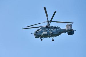 hélicoptère de la marine volant sur fond de ciel bleu, espace de copie. un aéronef à voilure tournante, vue latérale photo