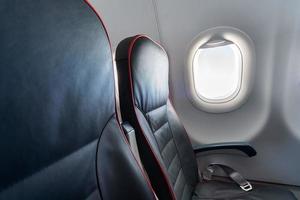 sièges et hublots d'avion. sièges confortables en classe économique sans passagers. nouvelle compagnie aérienne à bas prix photo