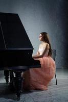 Portrait de femme avec piano à queue photo