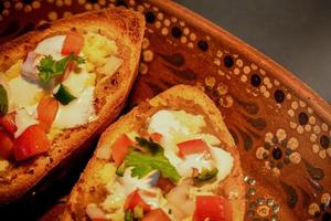 molletes mexicaines, cuisine traditionnelle avec pain, haricots, fromage, tomate et piment photo