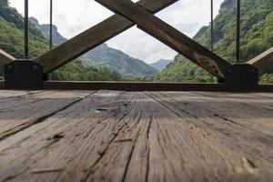 barranca huentitan, guadalajara, vieux plancher en bois, poutres et traverses en bois, montagnes et câbles tendus, végétation en arrière-plan photo