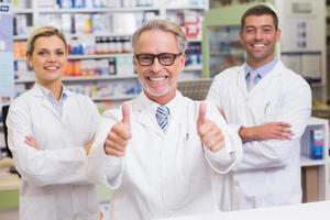 équipe de pharmaciens souriant à la caméra photo