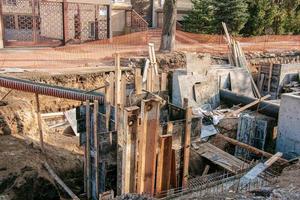 construction d'un immeuble de grande hauteur. coulage des colonnes de fondation avec du béton photo