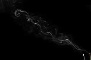 fumée blanche sur fond noir pour un effet de superposition de calque. un effet de fumée ou de brouillard réaliste pour un effet de manipulation de photos et de vidéos et un thème de conception mystérieux