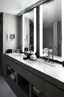 intérieur des toilettes modernes de style européen photo
