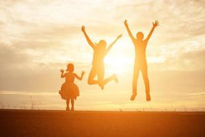 silhouette d'enfant, moments de joie de l'enfant. sur le coucher de soleil nature photo