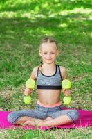 petite fille s'entraîne dans le parc. photo