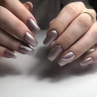 manucure grise féminine à la mode élégante.mains d'une femme avec manucure grise sur les ongles photo