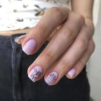 manucure féminine avec chat.mains d'une femme avec manucure de chat sur les ongles photo