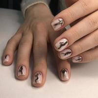 manucure blanche féminine à la mode élégante avec design.mains d'une femme avec manucure blanche sur les ongles photo