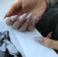 manucure grise pour femme avec design.mains d'une femme avec manucure grise sur les ongles photo