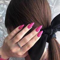 manucure rose féminine à la mode élégante. mains d'une femme avec manucure rose sur les ongles photo