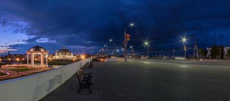 vue sur l'ange large de la rue tula de nuit avec rotonde, musée des armes et photo