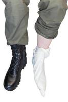 portant des chaussons avec des bottes militaires hautes photo