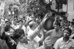 new delhi, inde 01 juillet 2022 - un énorme rassemblement de fidèles de différentes parties de delhi à l'occasion de ratha yatra ou rathyatra. rath pour seigneur jagannath tiré par des gens, jagannath rath yatra photo