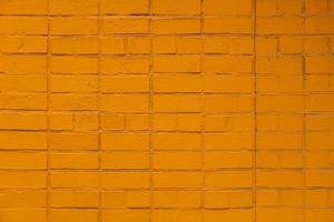 mur de briques peintes en orange mat fond plat plein cadre et texture photo