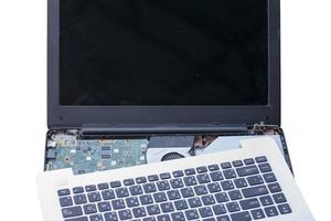réparer un ordinateur portable avec un clavier thaïlandais isolé sur fond blanc inclus un tracé de détourage. photo