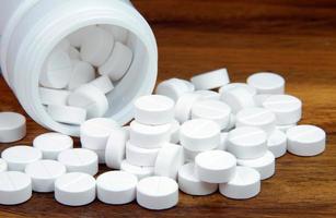 pilules blanches, médecine orale, paracétamol, photo