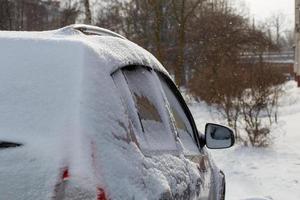 vue rapprochée de la voiture recouverte de neige et de dérive de neige sur sa roue photo