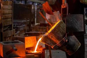 coulée froide industrielle. le processus de remplissage du moule avec du métal en fusion. photo