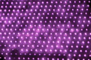 panneau led à écran violet extérieur bon marché avec diodes individuelles, vue rapprochée plein cadre avec mise au point sélective photo