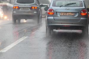 tula, russie 14 juillet 2020 voitures se déplaçant sur une route goudronnée pendant les fortes pluies d'orage d'été, vue de l'arrière photo