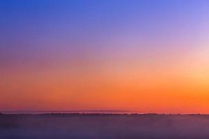 ciel brumeux minimaliste brille avant le lever du soleil sans soleil photo