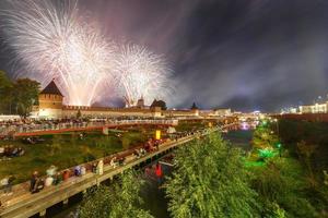 feux d'artifice de nuit d'été au-dessus du kremlin en fin de journée de la ville de tula, russie photo