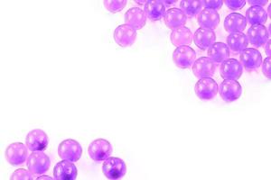 Capsules à bille sphérique violet proton avec mise au point sélective isolée sur fond blanc photo