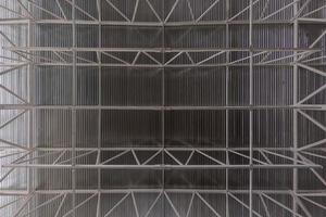 plafond industriel avec tôle profilée et système de poutres à fond plat. photo
