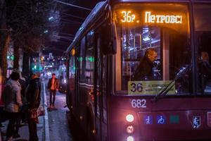 tula, russie 22 avril 2017 bus de ville la nuit sur la gare après le chargement des passagers avec mise au point sélective photo