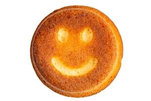 Biscuit biscuit visage souriant isolé sur blanc dans la perspective de mise à plat photo