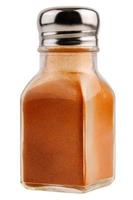 Pot de poivre en verre avec du poivre de paprika rouge moulu isolé sur fond blanc photo