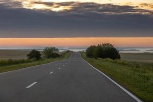 route droite ouverte au matin brumeux flatland photo