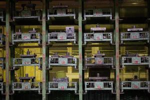 rack de stockage de petits timbres dans l'ancienne usine photo