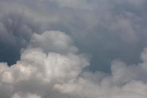 plein cadre nuages d'orage d'été fond solide photo