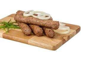 kebab sur planche de bois et fond blanc photo