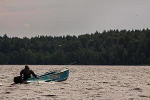 pêcheur nageant sur bateau à moteur photo