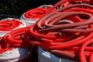 tuyaux en pvc ondulé rouge pour la pose de câbles sur le chantier de construction photo