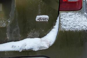 une abréviation 4wd - quatre roues motrices - sur le dos d'une voiture verte sale photo