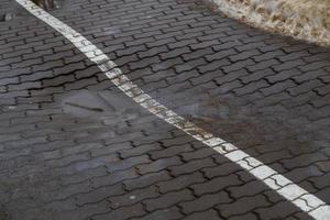 défaut de la fosse sur le trottoir moderne en brique de béton gris photo