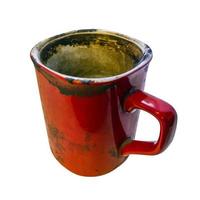 Mug vide de café rouge super sale dégoûtant isolé sur fond blanc avec mise au point sélective. photo