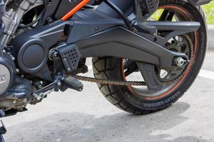 suspension arrière de la moto harley-davidson pan america 1250 sur le parking au printemps, vue rapprochée photo