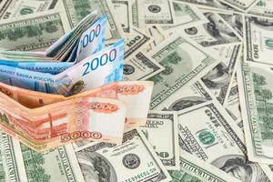 roubles russes et billets en dollars américains en gros plan avec mise au point sélective photo