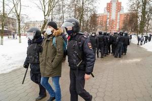 tula, russie 23 janvier 2021 assemblée publique de masse en soutien à alexei navalny, policiers arrêtant un citoyen de sexe masculin. photo