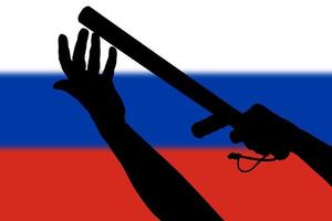 deux bras avec la silhouette du bâton de caoutchouc tonfa de la police et le drapeau russe flou en arrière-plan photo